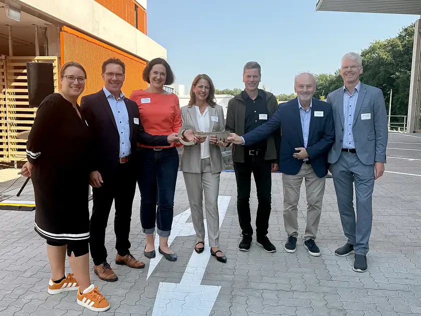 Architekt Udo Hayungs (5. von links) überreichte heute den Schlüssel für die neue Recyclingstation in Osterholz an die DBS und die Senatorin für Umwelt, Klima und Wissenschaft. V.l.: Kathrin Witte (Abteilungsleiterin Abfallwirtschaft),  Volker Schneider-Kühn (Vorstand DBS), Kathrin Moosdorf (Senatorin für Umwelt, Klima und Wissenschaft), Daniela Enslein (Vorstand DBS), Ulrich Schlüter (Ortsamtsleiter Osterholz), Thomas Wemhoff (Abteilungsleiter Deponie und erneuerbare Energie).