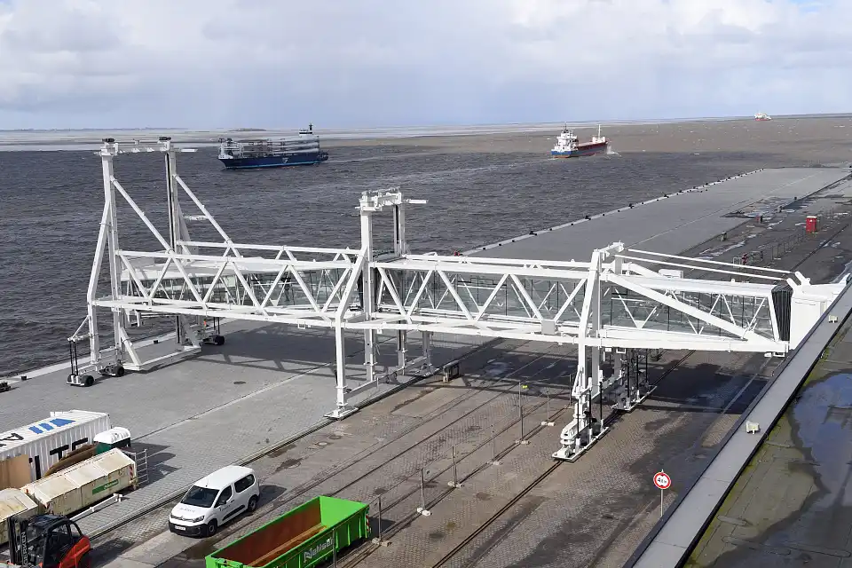 Die erste der neuen Passagierbrücken vor der Columbuskaje. 