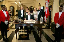 Eintrag in das Goldene Buch: Bundesminister Alexander Dobrindt, Bürgermeister Dr. Carsten Sieling,  Alexia Sieling,  Dorthe Dettmer und Heiner Dettmer, Vorsteher Haus Seefahrt