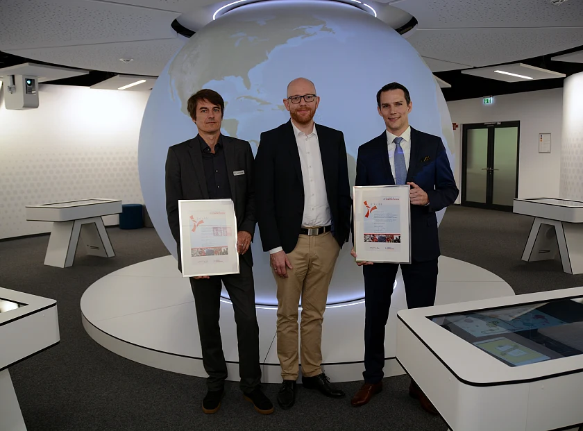 Umweltstaatsrat Ronny Meyer gratuliert zur Auszeichnung als „Klimaschutzbetrieb CO2 minus 20“. V.l.n.r.: Jens Tanneberg (Klimahaus® Betriebsgesellschaft mbH), Umweltstaatsrat Ronny Meyer, Felix Huth (Huth Metallbau GmbH).