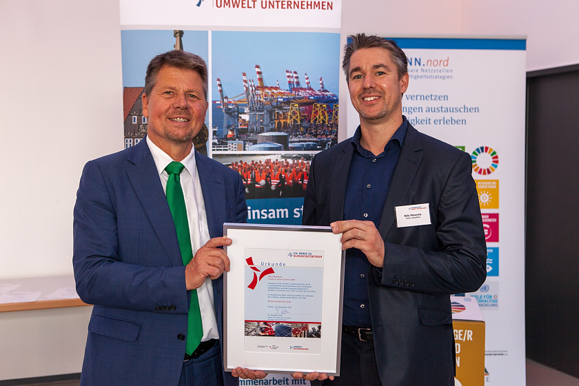 Als Vorreiter in Sachen Klimaschutz wurde PUU-Mitglied Hotel Westfalia mit Geschäftsführer Nils Plewnia von Senator Lohse zum siebten Mal in Folge als „Klimaschutzbetrieb CO2 minus 20“ ausgezeichnet.