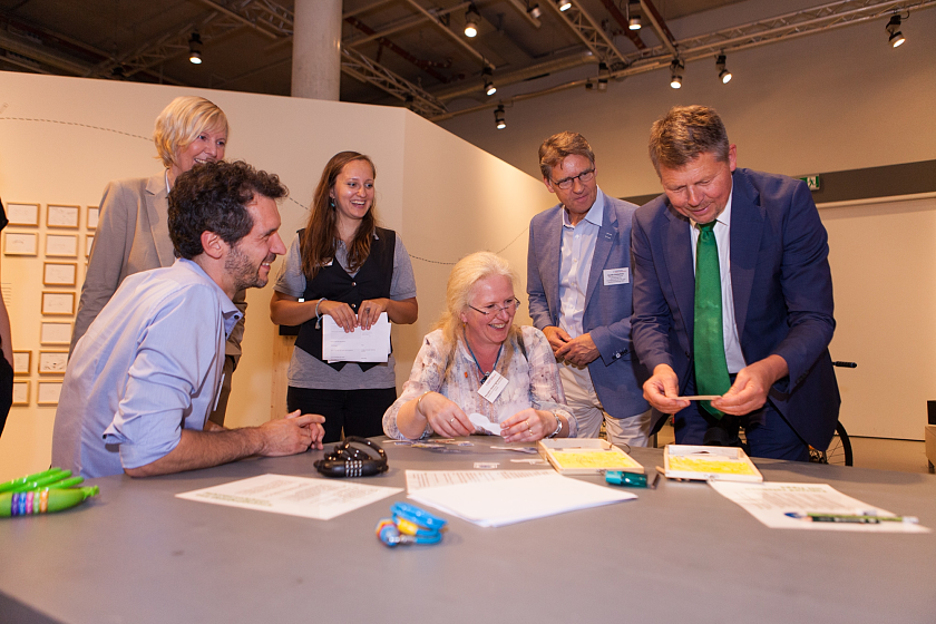Das diesjährige Netzwerktreffen der „Partnerschaft Umwelt Unternehmen“ stand ganz im Zeichen nachhaltiger Mobilität: Die 70 Gäste und Umweltsenator Lohse besuchten die Sonderausstellung „BIKE IT“ im Universum und versuchten sich an den zahlreichen Mitmachstationen.