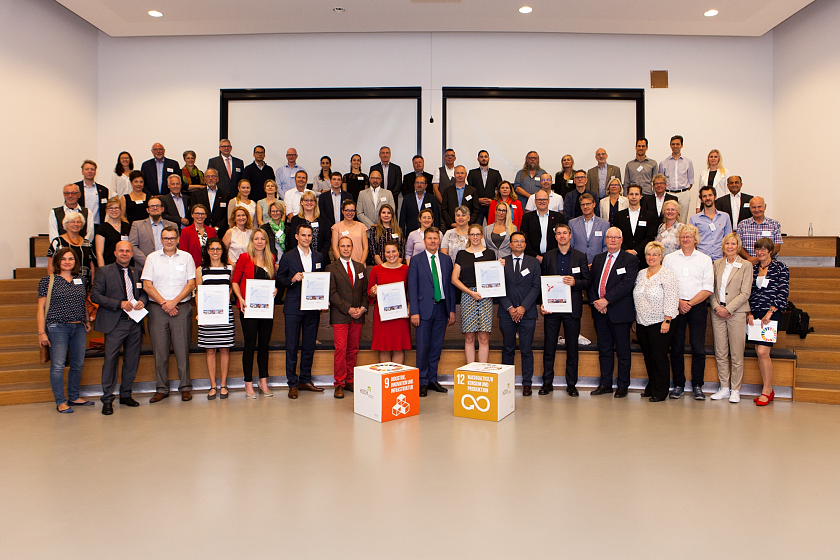 Umweltsenator Lohse nahm beim Netzwerktreffen der Bremer Umweltpartnerschaft sieben neue Firmen auf: Detlef Hegemann AG, Energiequelle GmbH, Huth Metallbau GmbH, Naturkost Kontor Bremen GmbH, Siebdruck Center Textildruck und Stickerei, Spedition Honselmann GmbH & Co. KG und Witthus Heimtex-Fachmarkt GmbH.