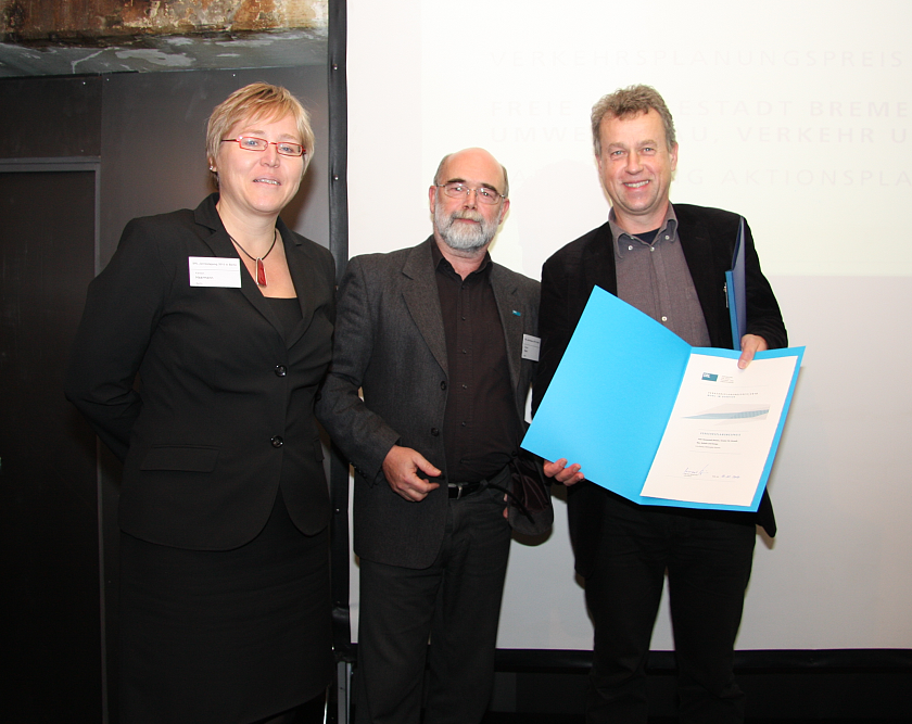 Michael Stein, Vorsitzender der Vereinigung für Stadt-, Regional- und Landesplanung und Kerstin Haarmann VCD-Bundesgeschäftsführerin überreichen Michael Glotz-Richter (v.r.), Referent für nachhaltige Mobilität beim Senator für Umwelt, Bau, Verkehr und Europa den Deutschen Verkehrsplanungspreis 2010