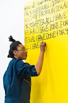 Ngozi Ajah Schommers bei der Performance after all I have done for you in der Hochschule für Bildende Künste Hamburg. Foto: Vivian Mule