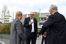 Bürgermeister Andreas Bovenschulte im Gespräch mit Christoph S. Peper (links) und Lutz H. Peper (rechts). Foto: Senatspressestelle