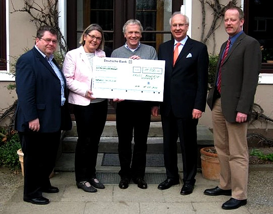Ein symbolischer Scheck für das Hermann Hildebrand Haus: Stefan Luft, Präsident des Lions Clubs Bremen-Hanse, Uschi Fröhlich-Heidenreich, stellvertretende Leiterin des Hermann Hildebrand-Hauses, Joachim Pape, Leiter des Hauses, Hans Georg Vassmer, Vorsitzender des Vereins Bremer Säuglingsheime und Ewald Kraas, Vorsitzender des Hilfswerks Hanse e.V. (v.l.n.r.).