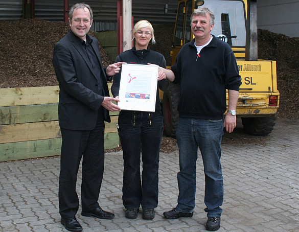 Foto: Senator Loske gratuliert Katrin und Lutz Detring, Geschäftsführung der Friedrich Schmidt Bedachungs GmbH zum "Klimaschutzbetrieb 2010".