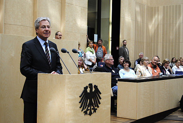 Bundesratspräsident Jens Böhrnsen eröffnet den Tag der Offenen Tür im vollbesetzten Plenarsaal des Bundesrates