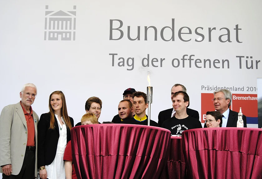 Die Flamme der Special Olympics National Games auf der Bühne des Bundesrates