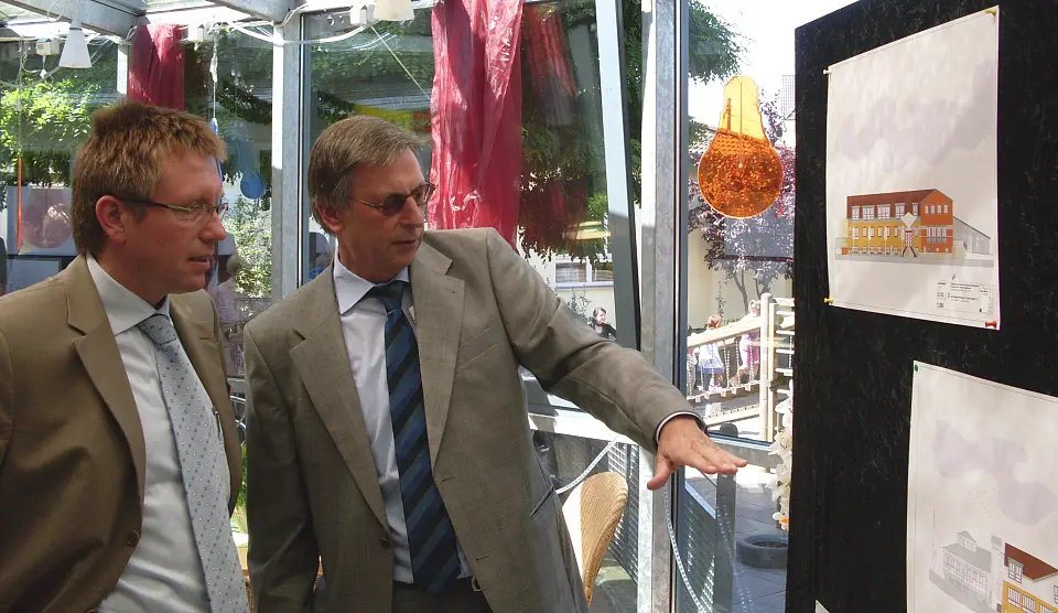Beratung am Bauplan: Staatsrat Dr. Schuster und der Vorsitzende des Nachbarschaftshauses, Peter Sakuth