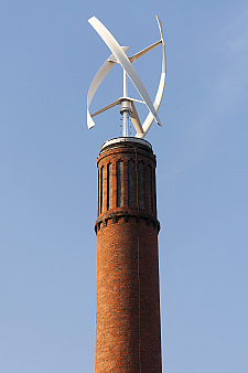 Die Windkraftanlage auf dem Schornstein des Schlachthofes