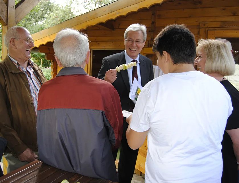 Bürgermeister Jens Böhrnsen zusammen mit den Kleingärtner