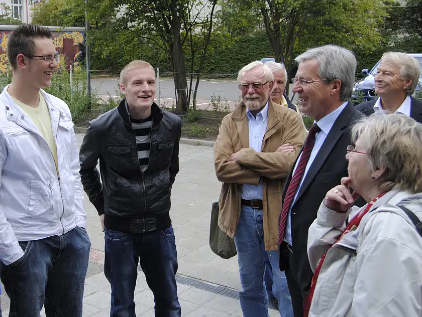 Bürgermeister Jens Böhrnsen bei der Mehrzweckhalle Roter Sand