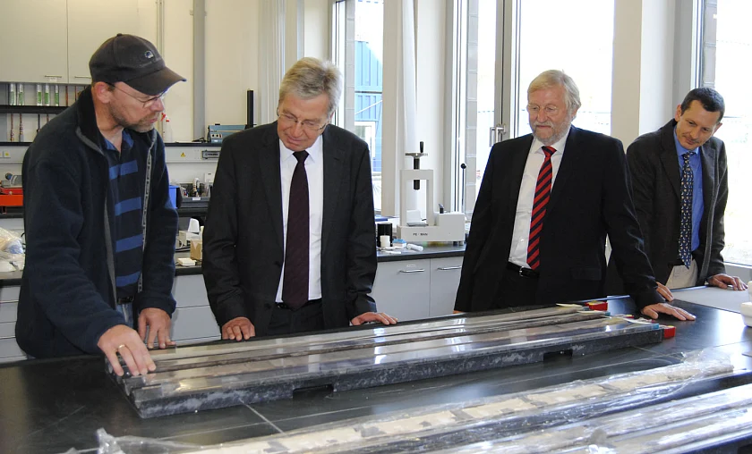 Alex Wülbers  (links)   erläuert Jens Böhrnsen, welche Informationen aus einem Bohrkern gewonnen werden können , rechts  Gerold Wefer und Michael Schulz