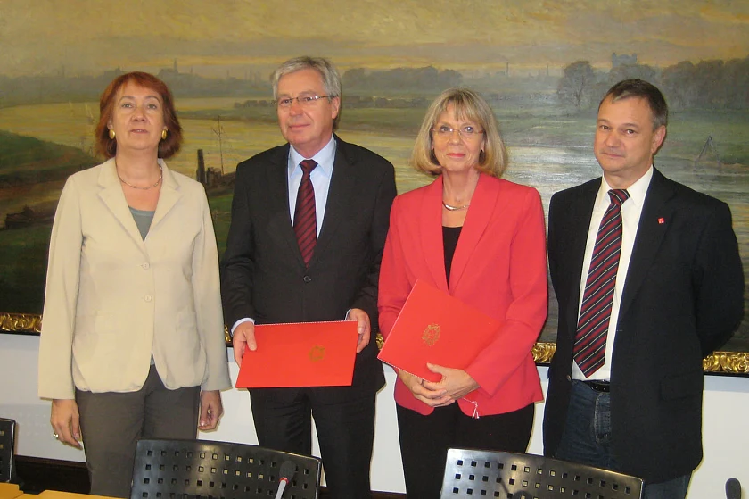 Nach der Vertragsunterzeichnung: Bürgermeisterin Karoline Linnert, Bürgermeister Jens Böhrnsen, stellv. ver.di-Landesleiterin Marita Rosenow und ver.di Geschäftsführer Rainer Kuhn