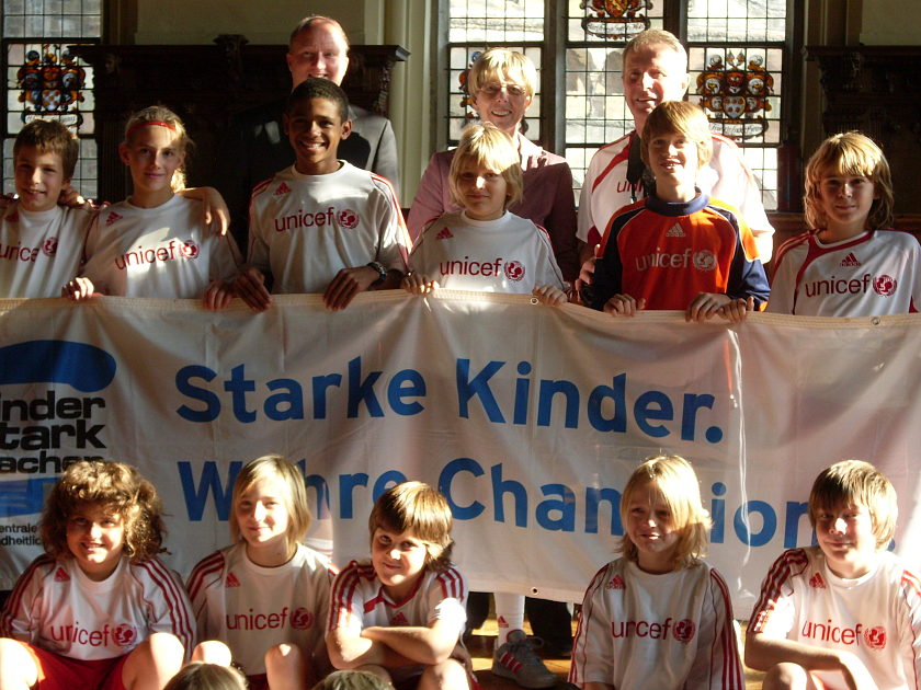 Senatorin Rosenkötter und die UNICEF-Kicker im Bremer Rathaus.