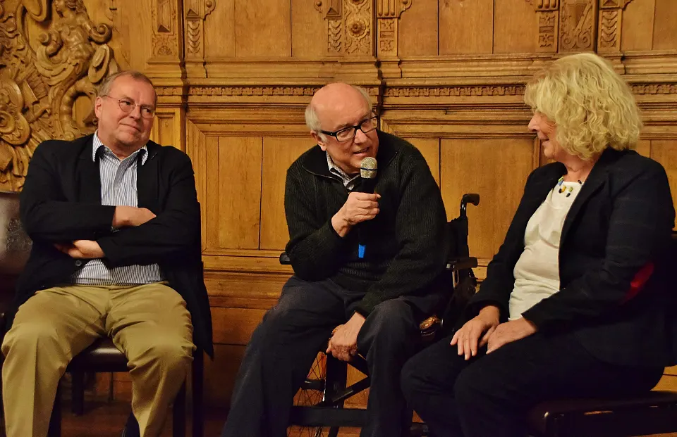 Helmut Hafner interviewt Uwe Schneider (Vorsitzender der Bremer Tafel), und Resi Reinke (Vorsitzende der Bremer Suppenengel)