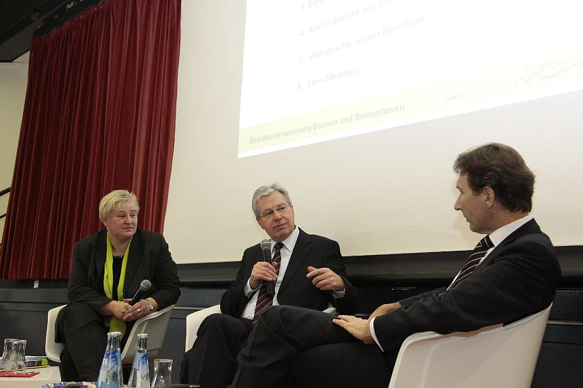 (vlnr:) Maren Bullermann, Betriebsratsvorsitzende der GEWOBA, Bürgermeister Jens Böhrnsen und Dr. Volker Riebel, Vorstandsvorsitzender der GEWOBA