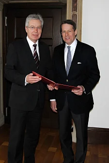 Übergabe im Bürgermeisterzimmer des Rathauses: Jens Böhrnsen überreicht die Ernennungsurkunde an Kay Christian Hillmann (re.)