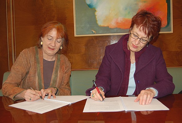 Bürgermeisterin Karoline Linnert und die Vorstizende des Gesamtpersonalrates, Doris Hülsmeier, unterzeichnen die Dienstvereinbarung