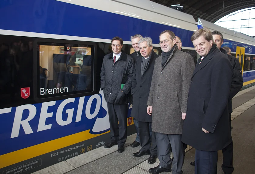 Wünschten allzeit gute Fahrt: David McAllister, Björn Thümler, Jens Böhrnsen, Dr. Reinhard Loske und Staatssekretär Enak Ferlemann, verdeckt die NWB-Geschäftsführer Martin Meyer-Luu und Hansrüdiger Fritz zum Start der Regio-S-Bahn (von links)