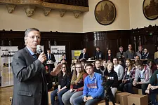 Bürgermeister Sieling begrüßt die Jugendlichen der Veranstaltung