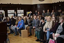 Carsten Sieling hört sich gespannt die Gesprächsbeiträge der Jugendlichen an