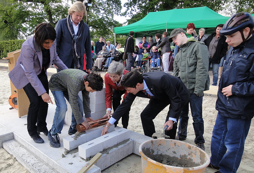 Ein junger Bewohner legt den Grundstein für sein neues Zuhause.