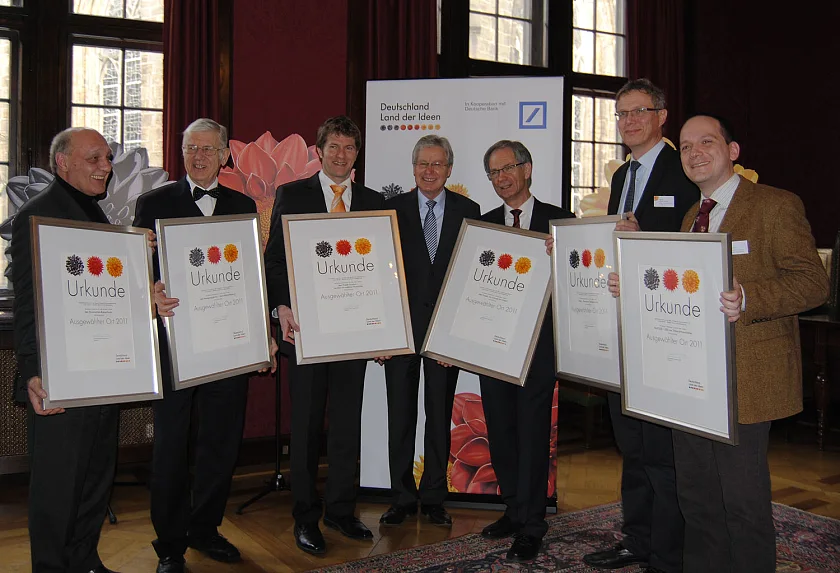 Freuen sich über die Auszeichnung (v.l.n.r.): Dr. Alfred Lüneburg (Havenwelten Bremerhaven), Wilhelm Heinrich Brand (Bewegungsarten - Leichtathletik-Pacours), Christian Walz (InnoJoin), Bürgermeister Jens Böhrnsen, Lothar Bublitz (Projekt "Ein Zuhause für Kinder"), Prof. Dr. Laurenz Thomsen (Wally), Tobias Voss (NaZOLED) beim Erinnerungsfoto im Kaminsaal des Rathauses