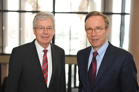 Jens Böhrnsen und Matthias Wissmann (re.) sprachen zur Eröffnung des VDA-Logistikkongresses im Congress Centrum Bremen