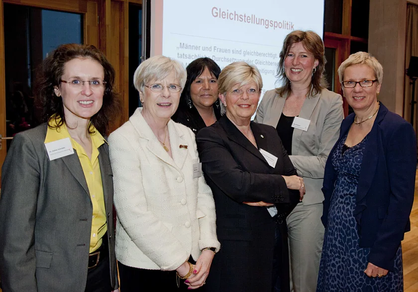 Die Referentinnen auf dem 6. Bremischen Frauentag in Berlin. Dr. Esther Schröder,  Konsulin Helga Exner, Buchautorin Ulrike Schramm-de Robertis, Monika Schulz-Strelow, Elke Heyduck und Staatsrätin Prof. Dr. Eva Quante-Brandt (v.l.n.r).