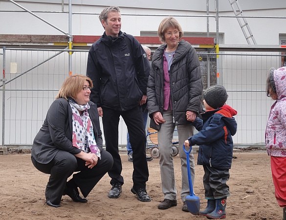 Senatorin Stahmann mit Bernd Ropers (KiTa Bremen) und Irmgard Beuke, Leiterin des  Kinder- und Familienzentrums Carl-Severing-Straße in der Neuen Vahr Nord.
