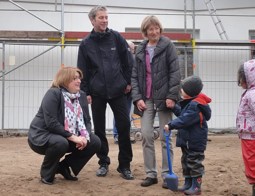 Senatorin Stahmann mit Bernd Ropers (KiTa Bremen) und Irmgard Beuke, Leiterin des  Kinder- und Familienzentrums Carl-Severing-Straße in der Neuen Vahr Nord.