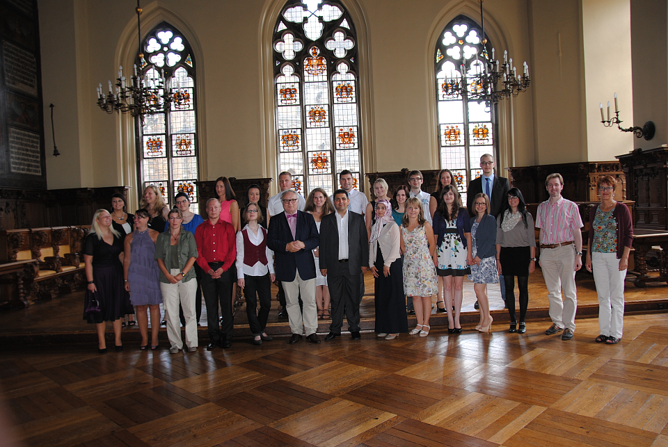 Staatsrat Henning Lühr (6.von links,vordere Reihe) und die Vorsitzende des Gesamtpersonalrates Doris Hülsmeier (rechts) mit den Justiz- und Verwaltungsfachangestellten im Rathaus