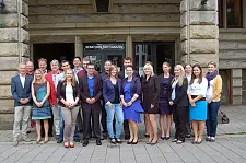 Die neuen Finanzwirtinnen und Finanzwirte zusammen mit Dr. Dirk Schwieger (vierter von links) und Ausbildern.