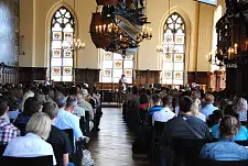 Bürgermeisterin Linnert begrüßt die neuen Auszubildenden in der Oberen Rathaushalle