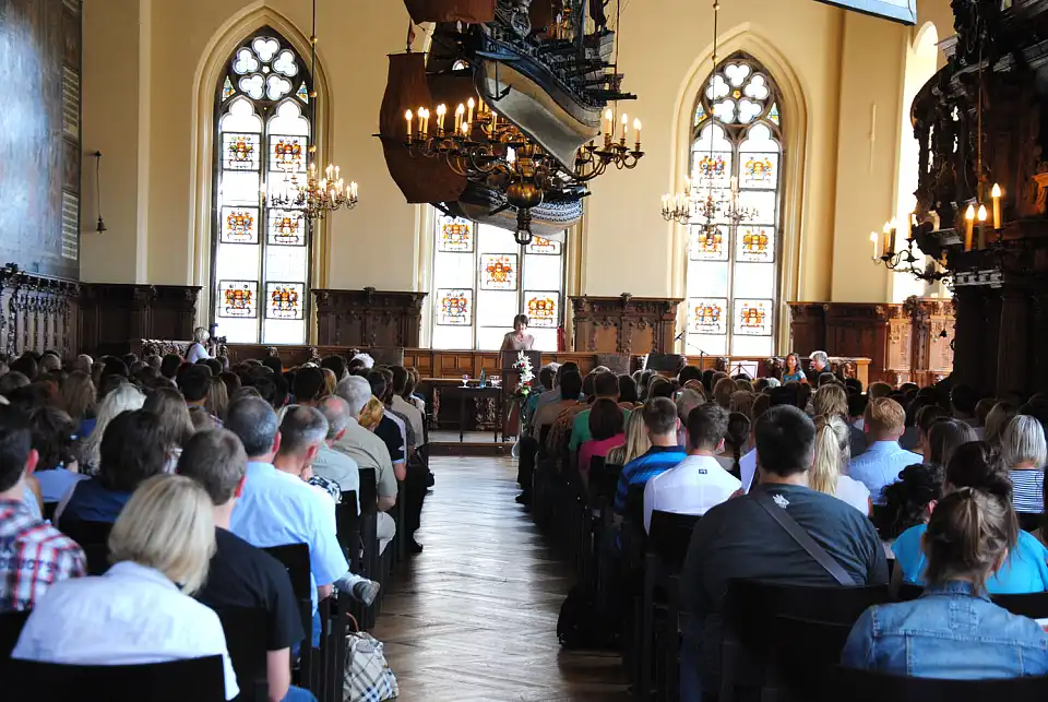 Bürgermeisterin Linnert begrüßt die neuen Auszubildenden in der Oberen Rathaushalle
