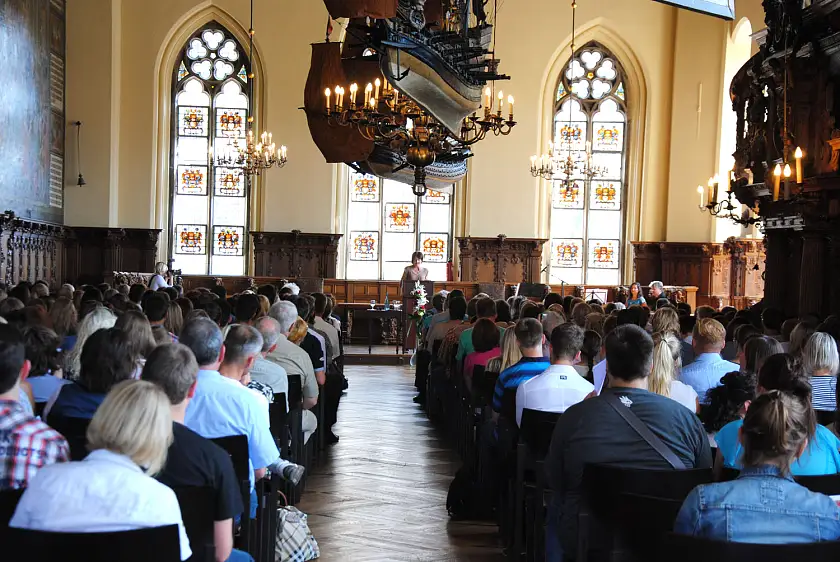 Bürgermeisterin Linnert begrüßt die neuen Auszubildenden in der Oberen Rathaushalle