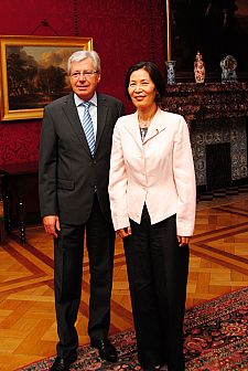 Bürgermeister Jens Böhrnsen und die scheidende US-Generalkonsulin Inmi Kim Patterson