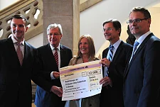 Bürgermeister Jens Böhrnsen überreicht Prof. Dr. Hans-Iko Huppertz (2. v. r.) und Anne Bolte den Spendenerlös von 10.000 Euro. Mit anwesend waren Hans-Heinrich Meyer, Rheinmetall Elektronik (r.) und Dr. Oliver Juckenhöfel, Atlas Elektronik (l.)