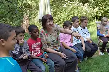 Karoline Linnert mit ihren Lesepaten auf der Parzelle