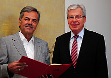 Wolfgang Ahrens (links) in den Ruhestand verabschiedet