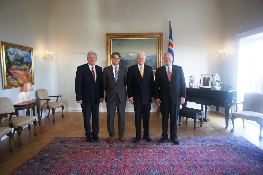 v.l.: Uwe Will, Robert Howe (beide bremenports), Olafur Ragnar Grimsson (Isländischer Staatspräsident), Heiner Heseler (Staatsrat für Wirtschaft und Häfen)