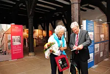 Bürgermeister Jens Böhrnsen signiert für die 70.000. Besucherin ein Buch über das Neue Rathaus