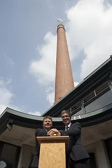 Senator Dr. Joachim Lohse und Dr. Torsten Köhne, Vorstandsvorsitzender der swb AG nehmen die neue Windkraftanlage in Betrieb