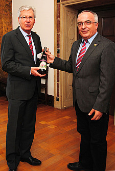 Ewald Briesch überreicht Bürgermeister Jens Böhrnsen eine Flasche K1 2012