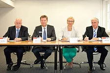 Bei der Unterzeichnung der Kooperationsvereinbarung: (v.l.n.r.) Sportsenator Ulrich Mäurer, Michael Lempe (hkk), Bildungssenatorin Prof. Dr. Eva Quante-Brandt und Jürgen Linke (Kreissportbund Bremen-Nord)