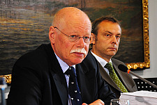Senator Ulrich Mäurer und der Leiter des Landesamtes für Verfassungsschutz, Hans-Joachim von Wachter
