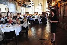 Staatsrätin Ulrike Hiller begrüßt die Gäste in der Oberen Rathaushalle